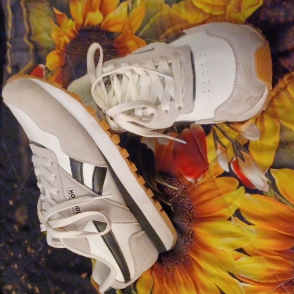 Tennis shoes
